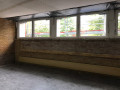 Blick aus dem Klassenzimmer zu den Fenstern